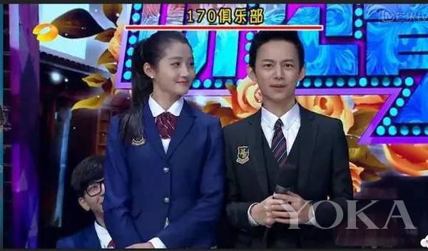 关晓彤和二姨直播晒下巴 1700万人力证自己纯天然！