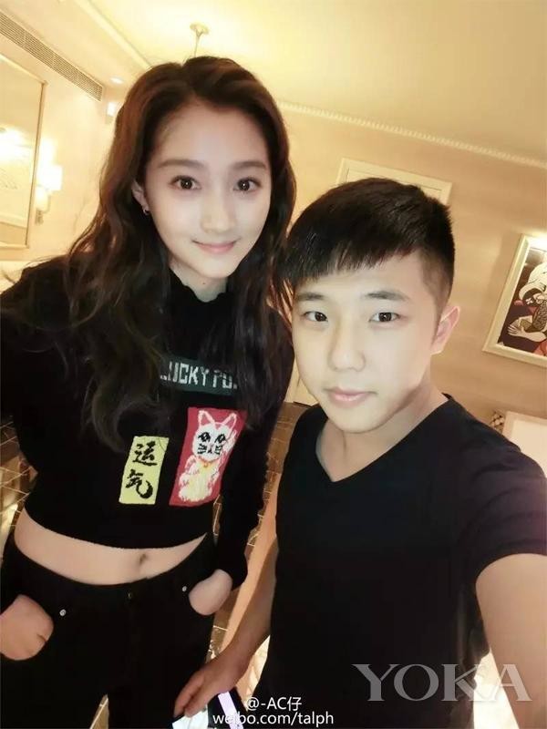 关晓彤和二姨直播晒下巴 1700万人力证自己纯天然！