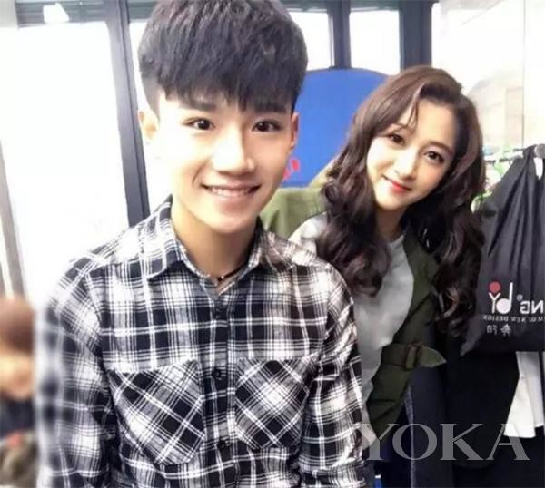 关晓彤和二姨直播晒下巴 1700万人力证自己纯天然！