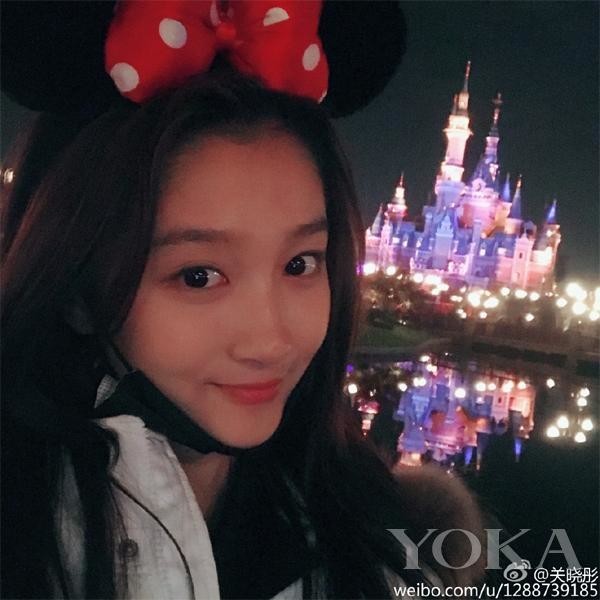 关晓彤和二姨直播晒下巴 1700万人力证自己纯天然！