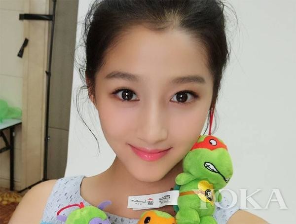 关晓彤和二姨直播晒下巴 1700万人力证自己纯天然！