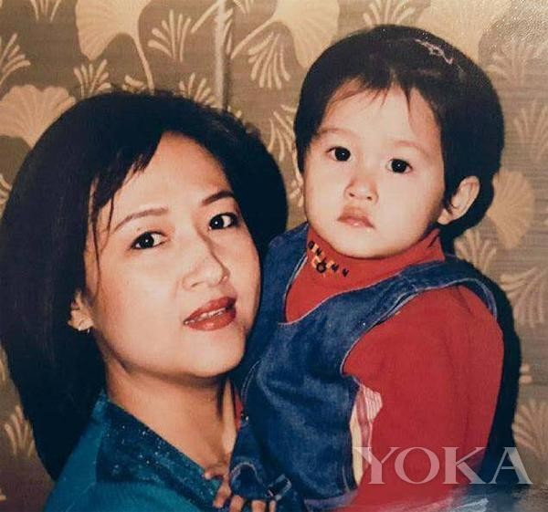 关晓彤和二姨直播晒下巴 1700万人力证自己纯天然！