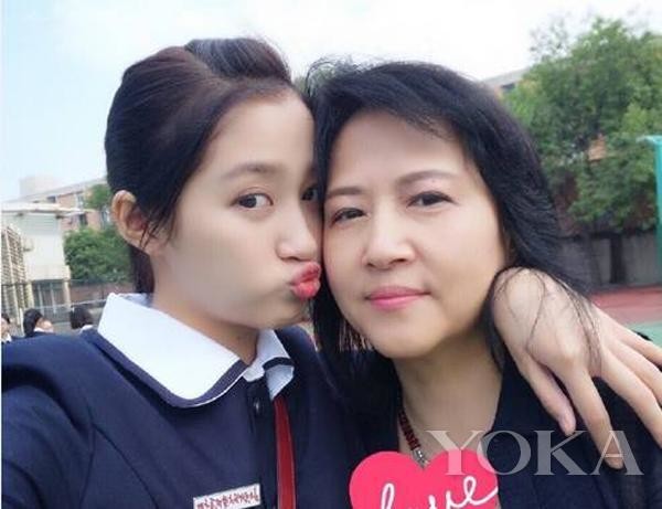 关晓彤和二姨直播晒下巴 1700万人力证自己纯天然！