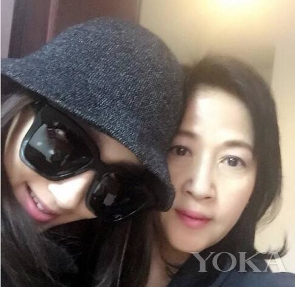 关晓彤和二姨直播晒下巴 1700万人力证自己纯天然！