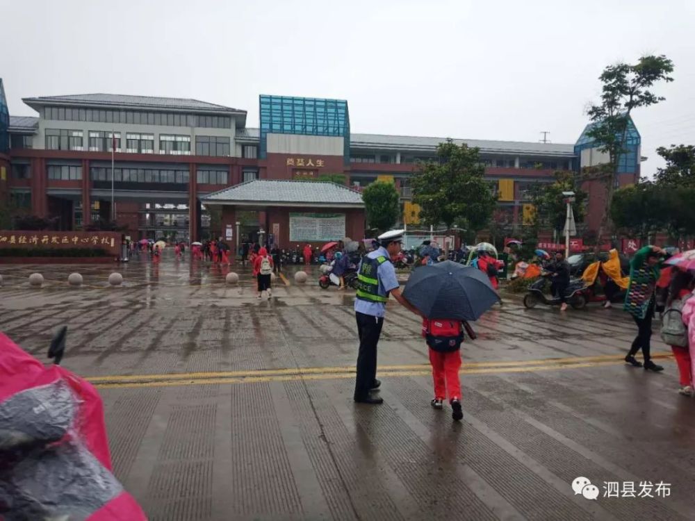 创建省级文明城市 泗县交警在行动/泗县汽车站:"擦亮"