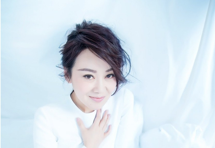 闫妮新剧上线佟掌柜变身虎妈,花样损女,可戏外却与女儿像姐妹
