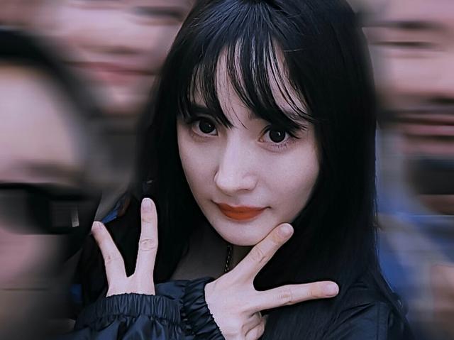 杨幂齐刘海配黑长直,不仅穿搭让人种草,还神还原漫画万人迷!