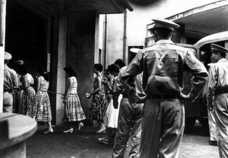 上世纪50年代的日本老照片 美得像一朵花 为生活却要出卖灵魂 天天快报