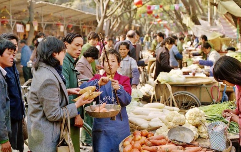 80年代的南京菜市场:热闹非凡,外国游客十分扎眼