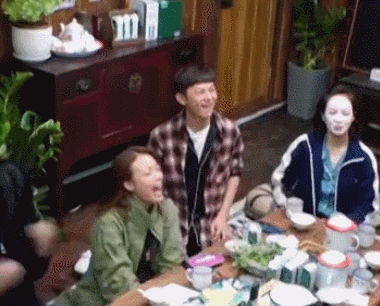 《向往的生活》彭昱畅,吴亦凡对跳大碗宽面,何炅吐舌头表情亮了