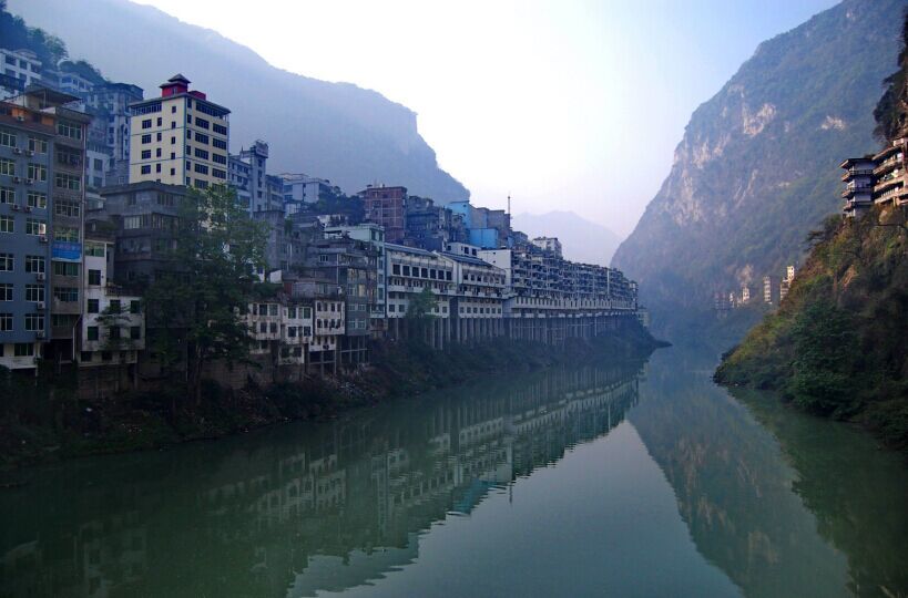 云南一座建在深山峡谷之中的小县城,那里的建筑让人看