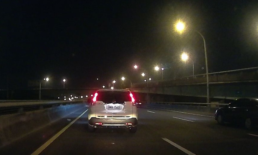 晚上在高速公路开车能开近光灯吗?老司机:看完你就明白了