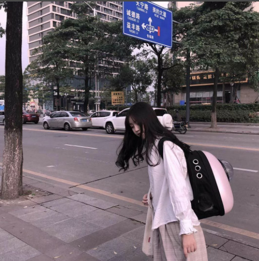 低头女生伤感头像:最怕关系突然变淡,可是连原因都不知道!