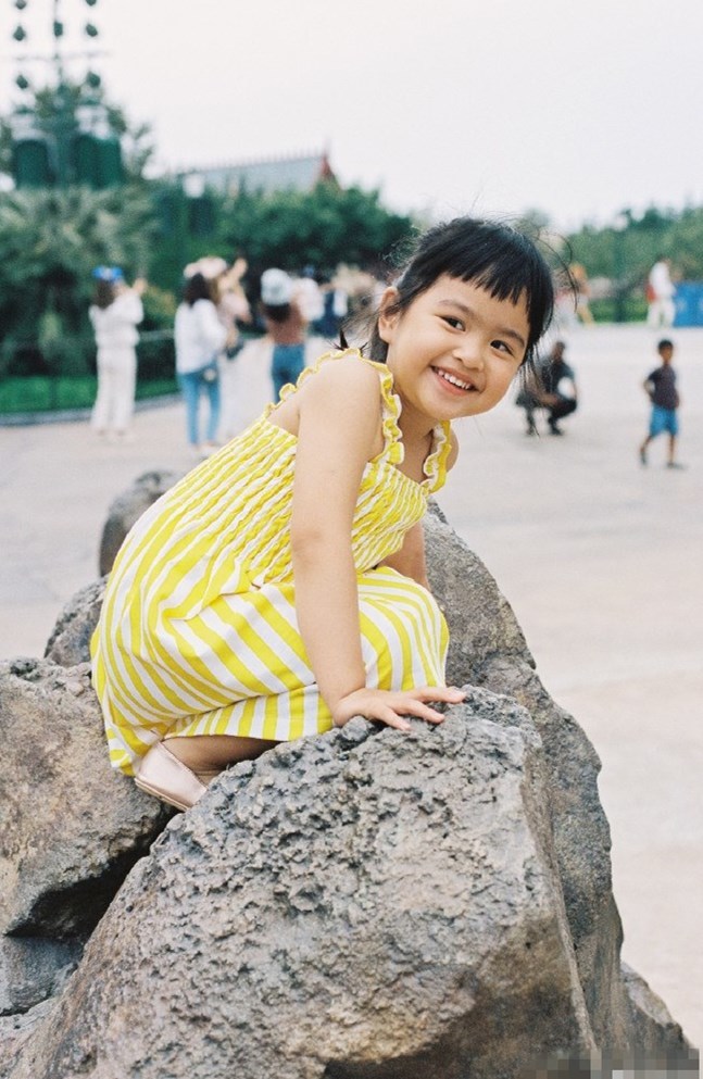 包文婧晒女儿近照,饺子化身小模特凹出百变造型,表情超喜感