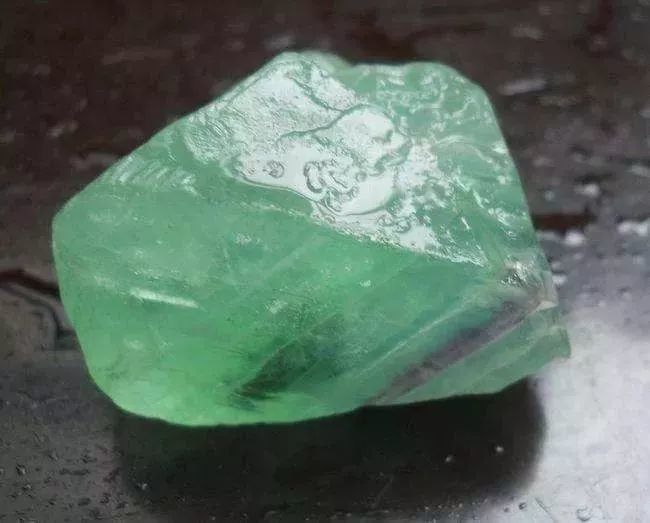 天然绿水晶的稀有程度和天然蓝发晶旗鼓相当,不过在中国境内还真的有