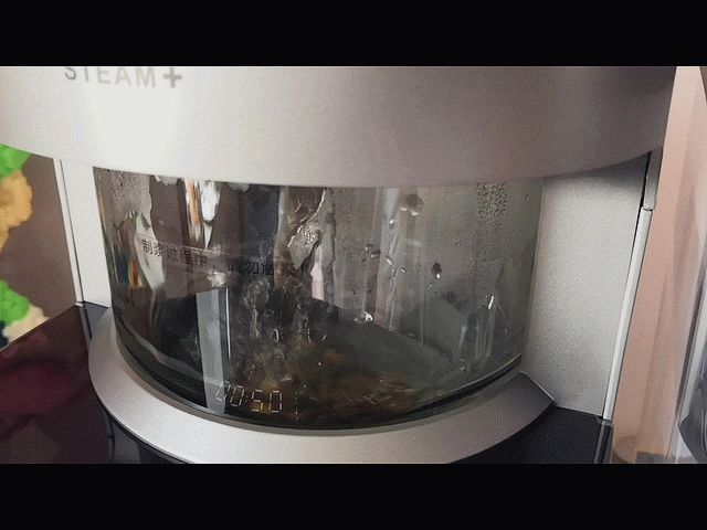 其实如今的破壁机在制作豆浆上都比较简单,加料,开始就ok了,温柔点的