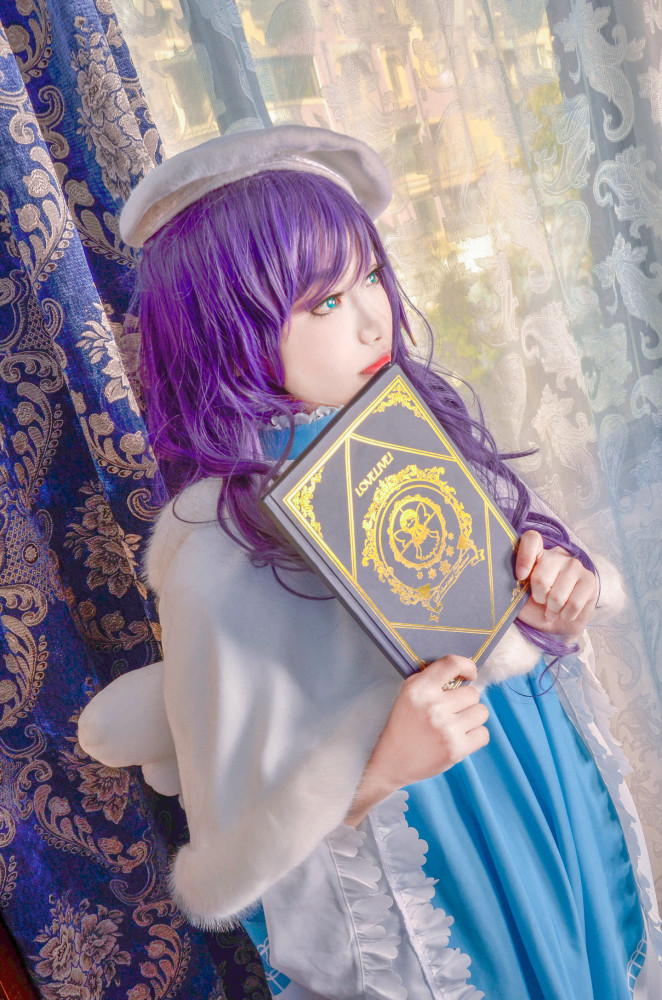 看魔法书的东条希cos