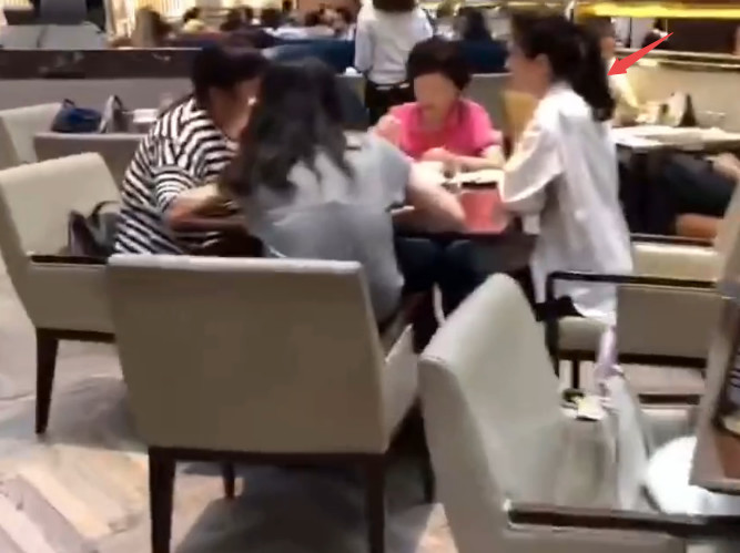 袁咏仪与人热聊,老公坐另一桌显无聊