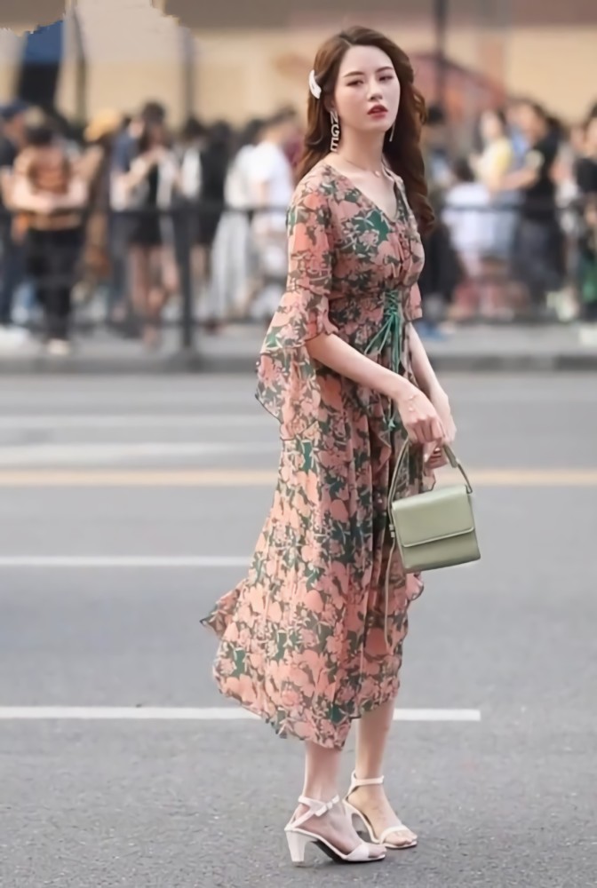 妹子穿碎花裙尽显优雅气质,转眼一看高跟鞋,难道是体育课穿的?