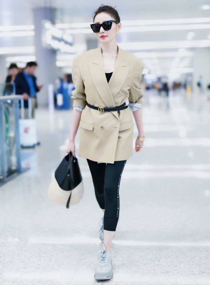 张天爱机场look,裸色西装 健身裤,盛世美颜才敢这样穿