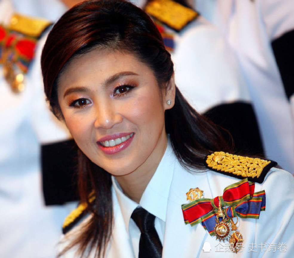 泰国前美女总理英拉穿白色制服美照,英姿飒爽不让须眉
