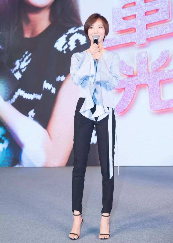 王珞丹终于高调,水墨裙 短靴秀身材,不料却被"柯基腿"