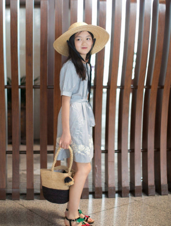 有一种"整容"叫王菲女儿,13岁李嫣近照曝光,美成女超模!