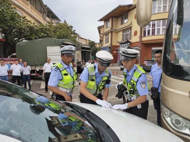 云南漾濞交警联合多部门开展道路交通事故应急救援演练