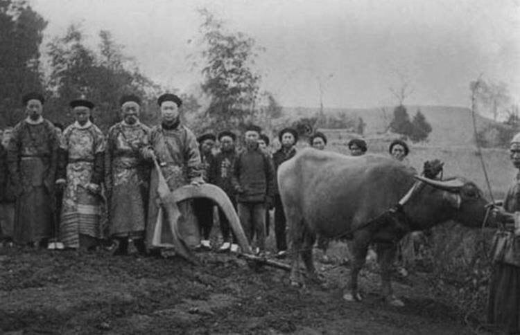 清朝老照片:图三是贵族和农民一起耕地,图四是真正的