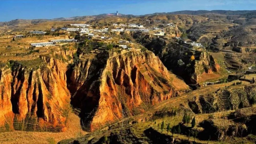 山,峁,梁,岭勾肩搭背 戏闹追逐出 敦厚的黄土高坡 留白的沟,壑,川,涧