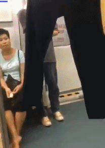 搞笑gif:老兄,你是打算在地铁上,卖衣服还是晾衣服呢