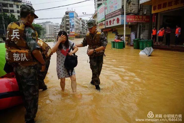 《战洪图》驻惠州部队在龙川县野训官兵主动参与县城抢险救灾行动