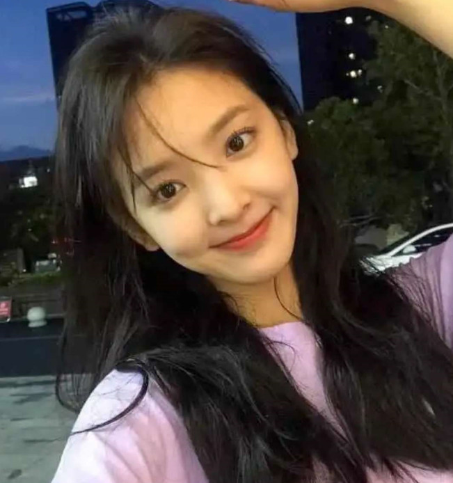章若楠素颜照曝光,不化妆气场十足,网友:新一代素颜女神!