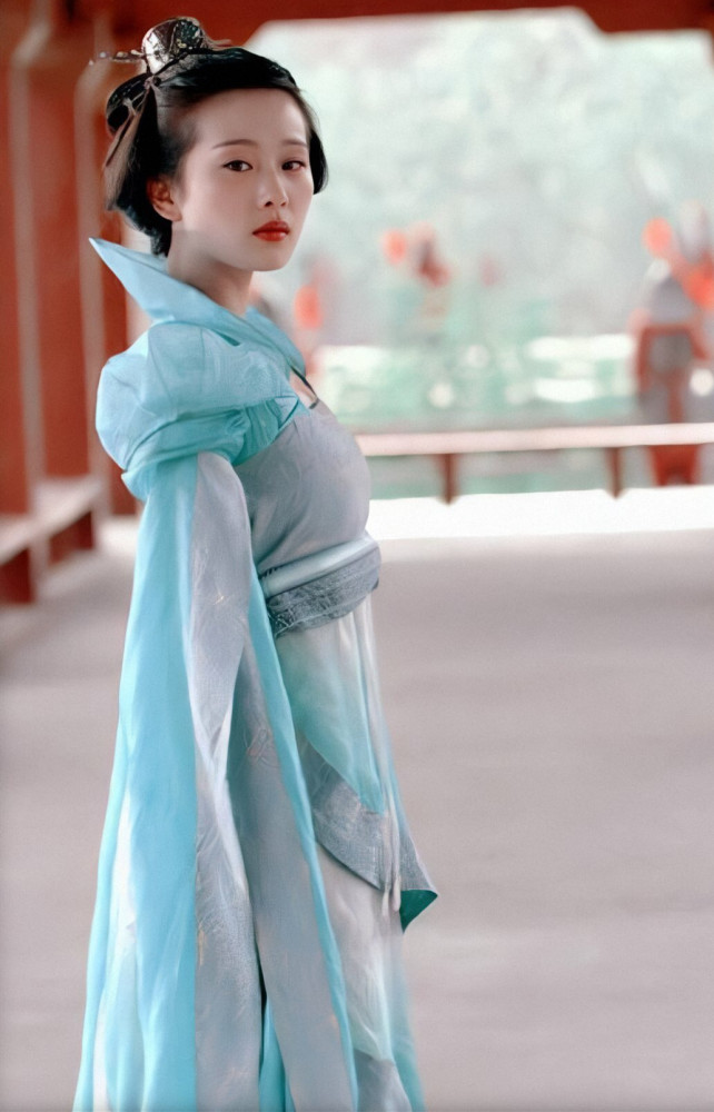 女星的"流仙裙",刘诗诗自带仙气,赵丽颖绝美,而她的堪称经典