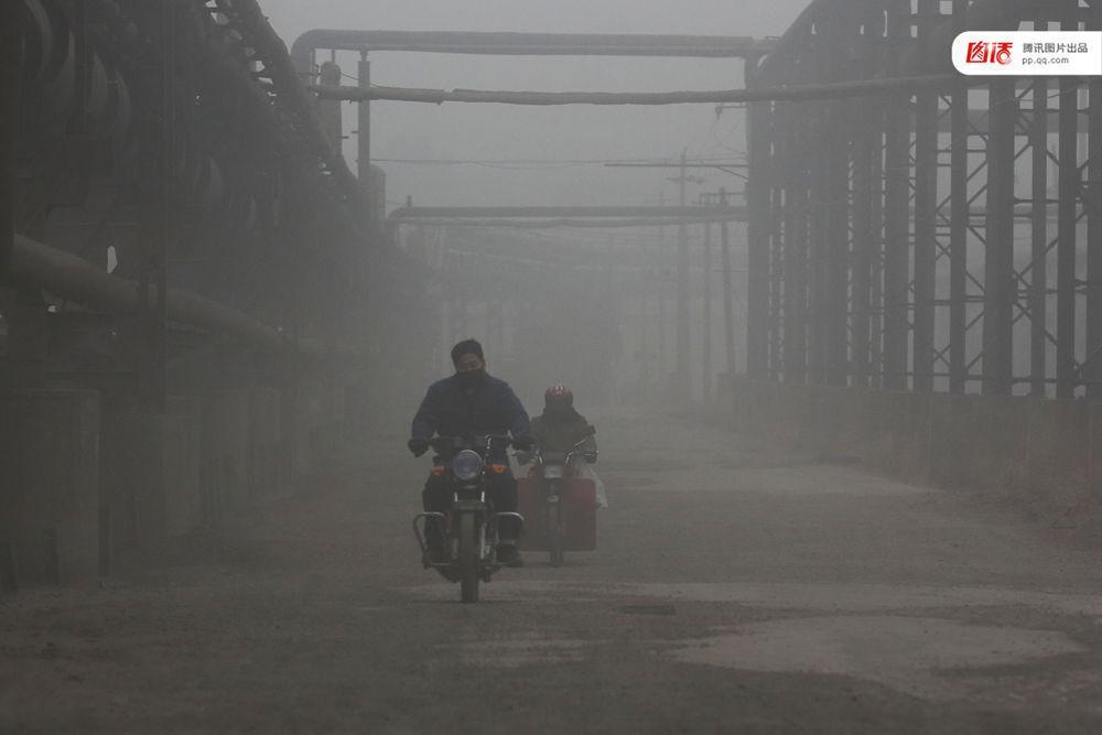雾霾何处来?去河北钢铁重镇看一看
