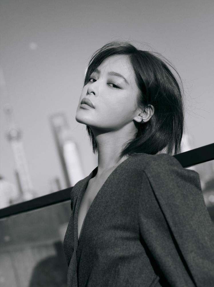 辛芷蕾现身红毯,黄色纱裙配黑色长裤美上热搜,帅气又柔美!