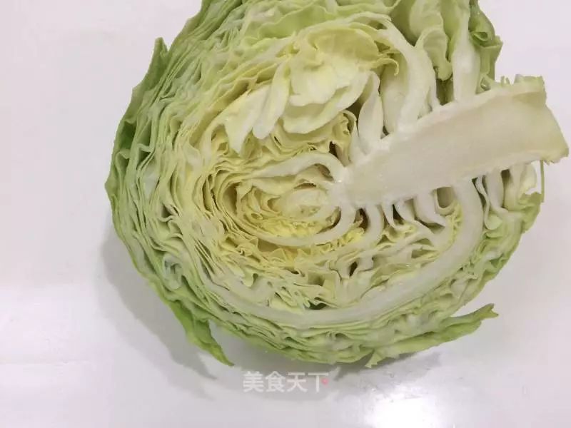 1. 卷心菜切开.