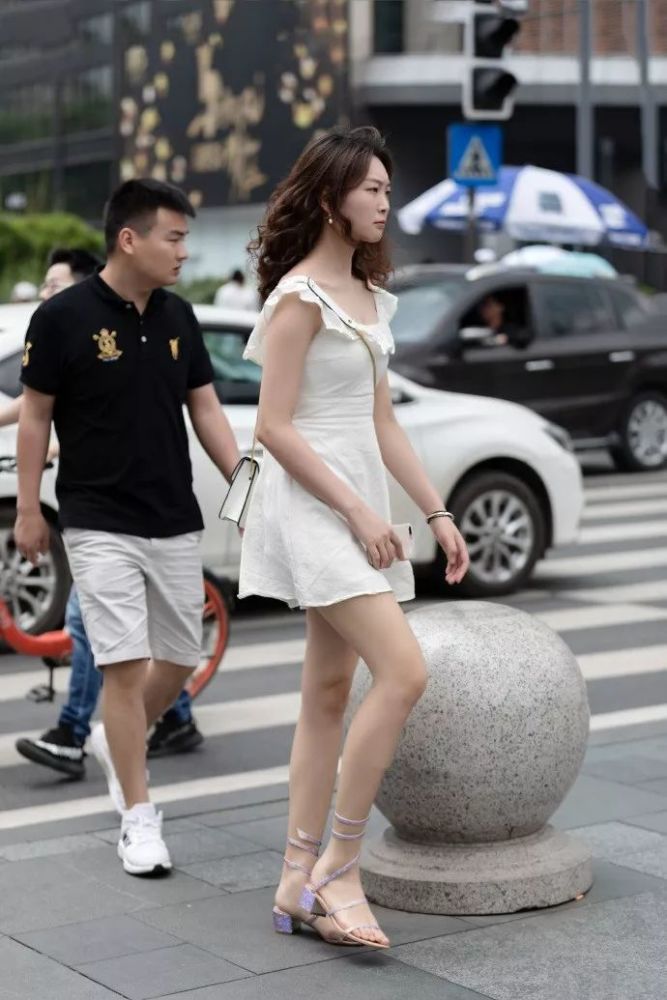 女人穿上高跟鞋,不仅展现优雅的身姿,还能够提升自己的魅力