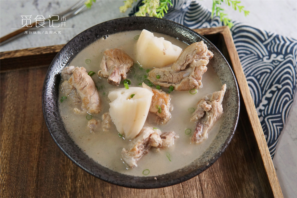 在家炖排骨，这3种料万万别用，难吃还发黑，这样做汤白味道鲜