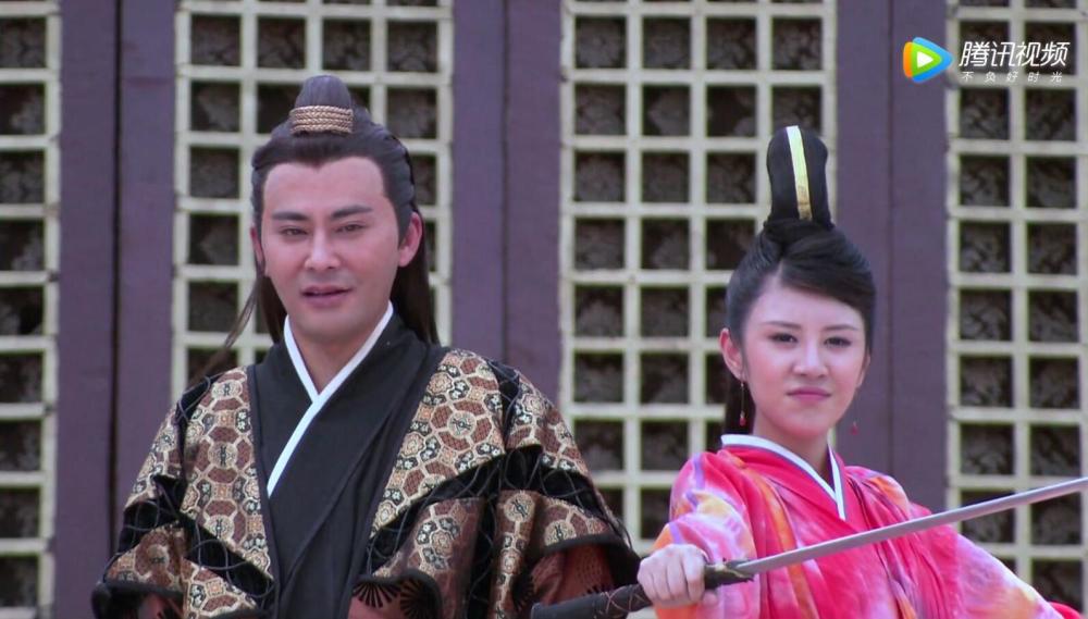 公子羽手下有5大美女,流星冷月妙风的发髻都是学东方不败的吧?