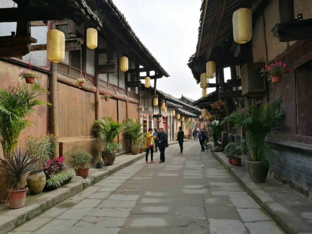 四川十大古镇之一,因一条河流而命名,有28条古街,却被