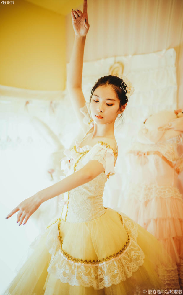 云一样柔软的芭蕾女孩,像风一样轻巧!