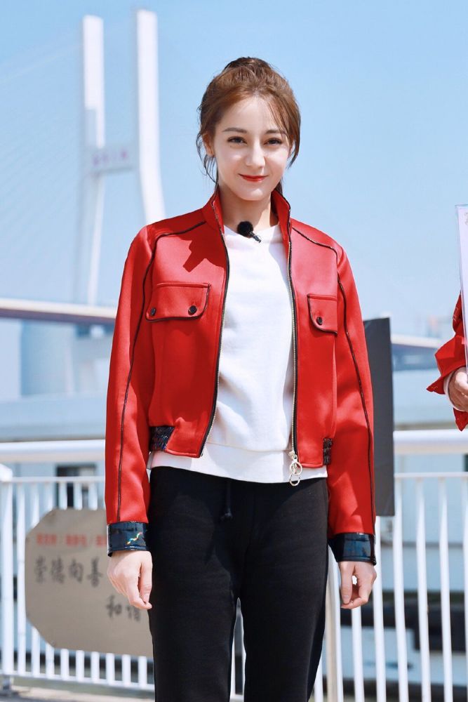 迪丽热巴《极限挑战》穿搭,清爽又可爱,网友:漂亮姐姐