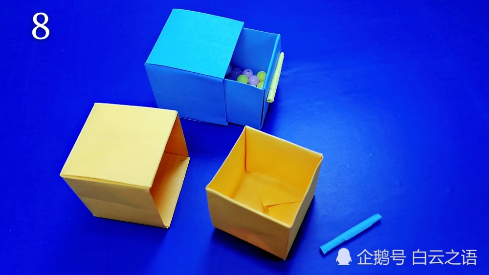 步骤7:左边也是同样的折法,把折好的盒子侧放,就是一个小柜子.