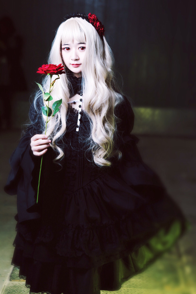 lolita场照,暗黑系裙子和鲜红玫瑰