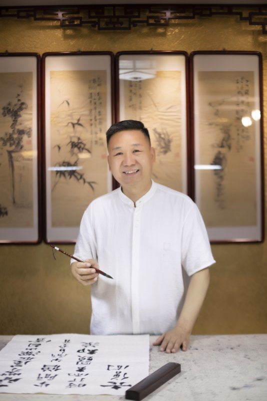 从餐饮界大亨到书画名家,王建政这华丽转身背后藏着怎样的故事?