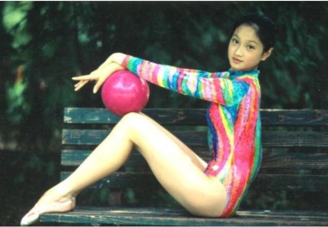 沈佳妮呢,也是演员,最开始学习舞蹈,后来被挑去体操队开始专业的体操