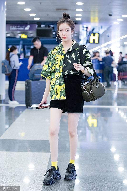 宋妍霏街拍:花朵闪电印花拼接衬衫 prada尼龙包青春靓丽