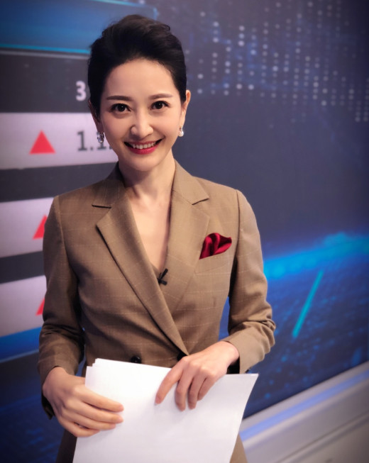 央视为数不多的美女主持,如今素颜出街怀抱女儿,却丝毫不减美貌