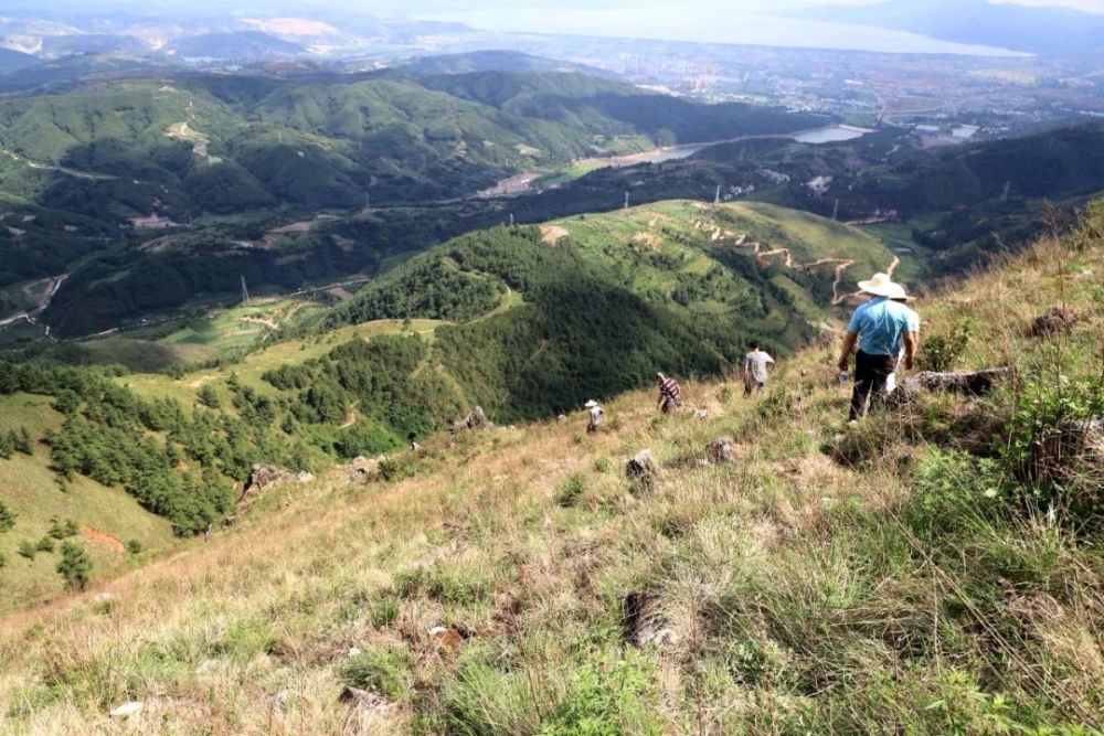 山势雄伟壮丽,气势博大,挺拔险峻,最高海拔2820米(梁王山山顶电视塔处